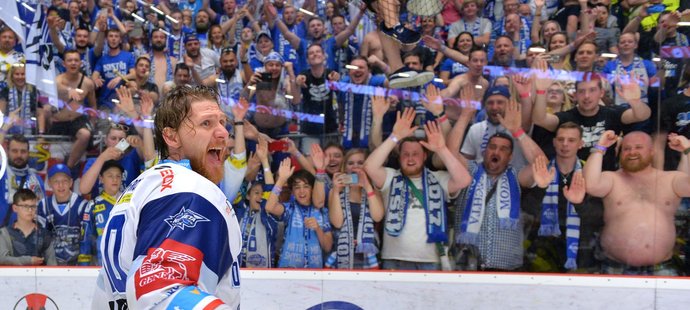 Martin Erat při mistrovské děkovačce s fanoušky Komety v Třinci