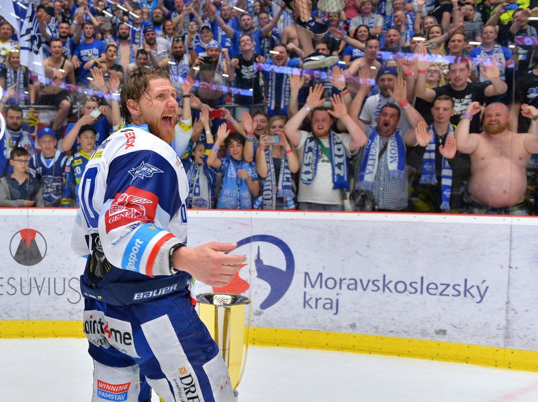 Martin Erat při mistrovské děkovačce s fanoušky Komety v Třinci