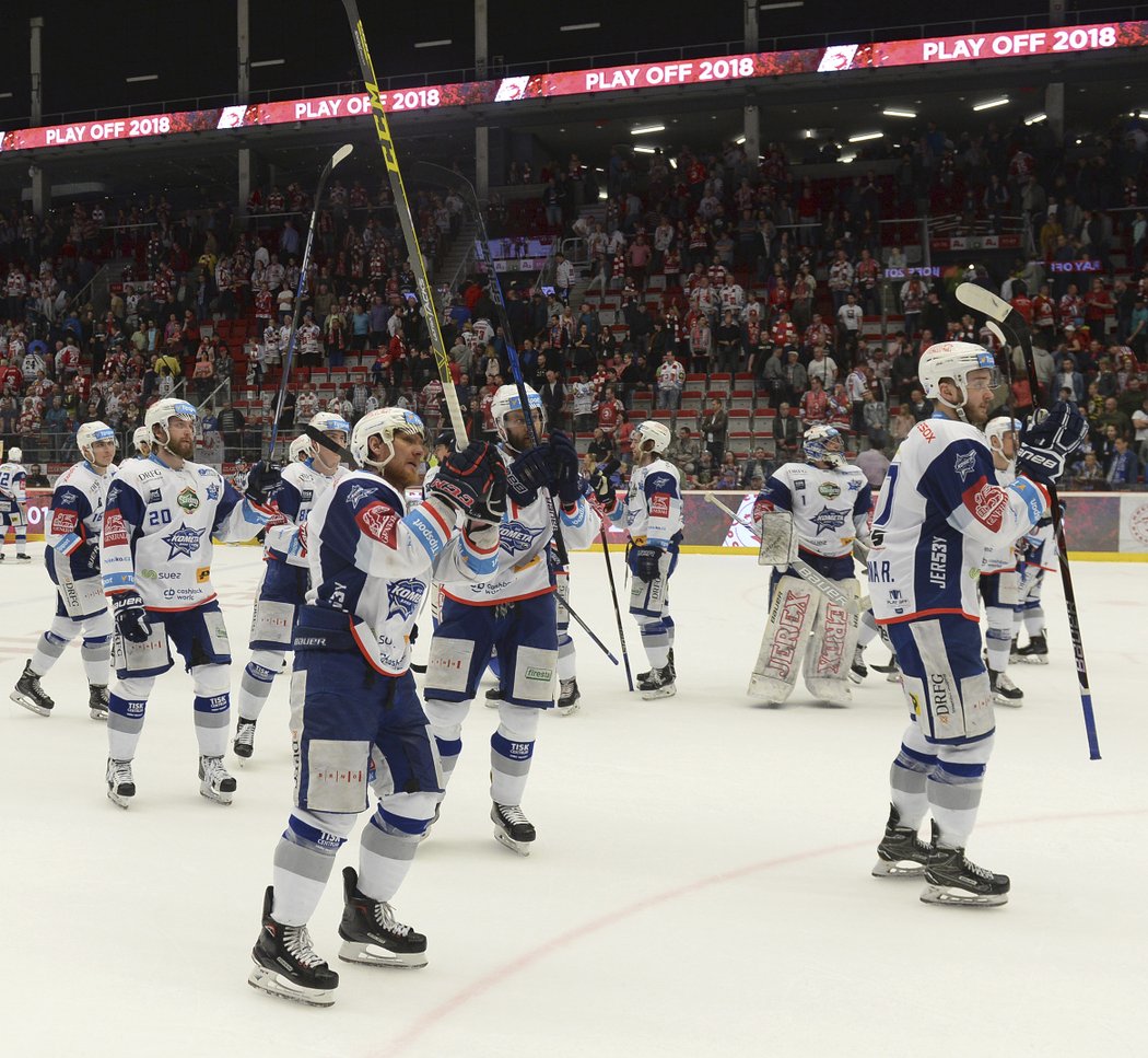 Hokejisté mistrovské Komety Brno vyhráli ve druhém finále extraligy na ledě Třince 3:2.