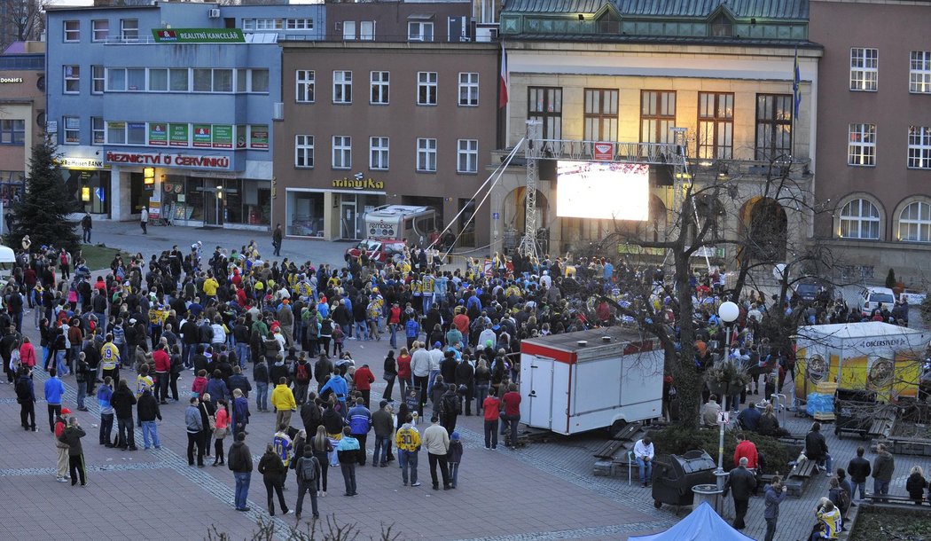 Ve Zlíně podporovali nadálku své oblíbence fanoušci na náměstí u velkoplošné obrazovky