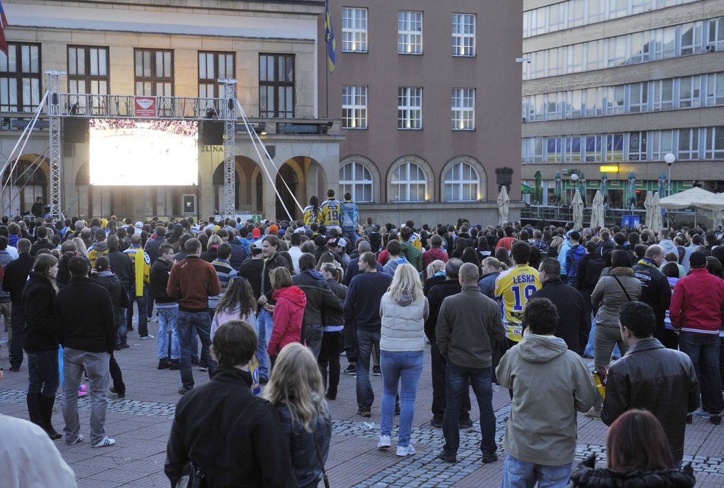 Ve Zlíně podporovali nadálku své oblíbence fanoušci na náměstí u velkoplošné obrazovky