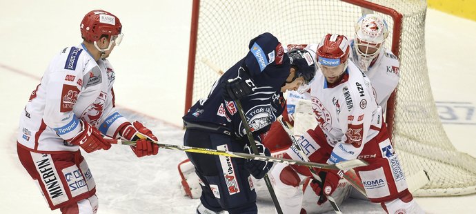 Jubilejní tisící start v extralize pokazila Lukáši Galvasovi zejména čtvrtá formace Bílých Tygrů, která zásluhou Jana Stránského a Lukáše Vantucha vstřelila dva góly.