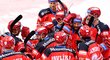 Hradečtí hokejisté slaví vítězství ve východočeském derby