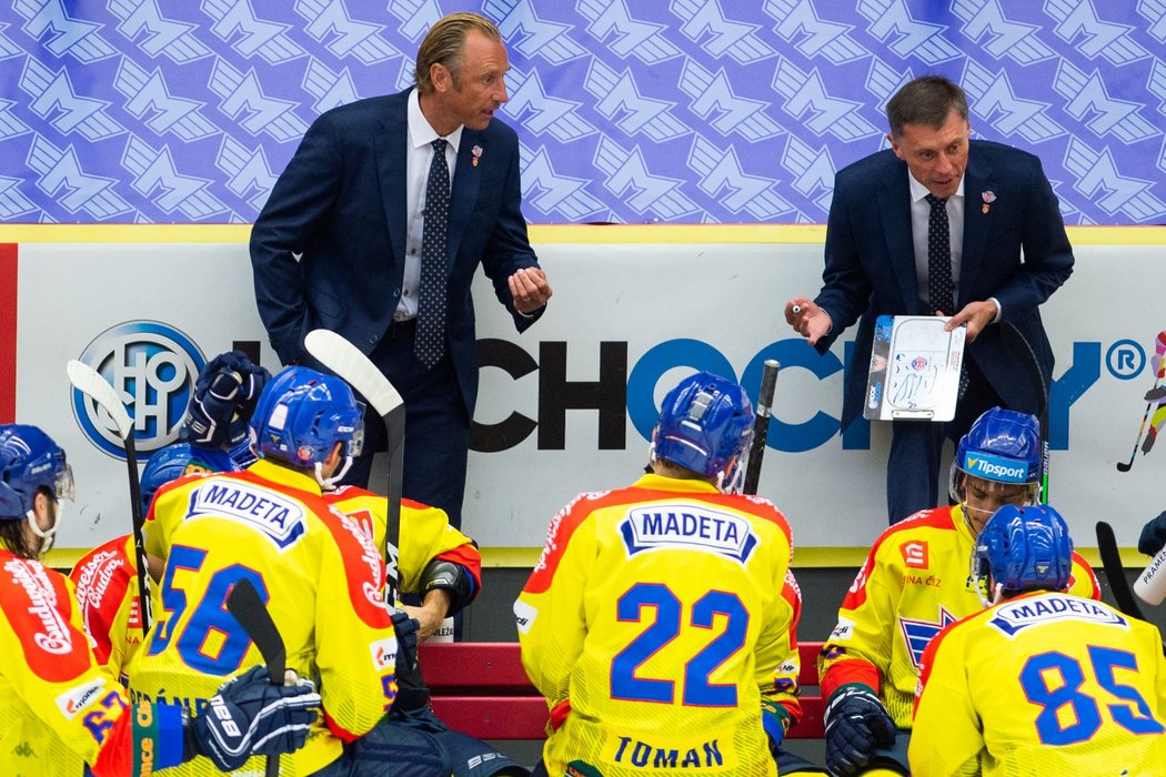 Českobudějovický kouč Václav Prospal (vlevo) s asistentem Alešem Totterem domlouvají svým svěřencům