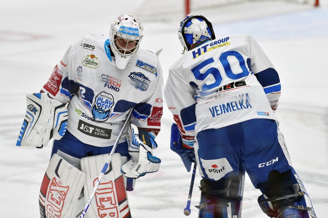 Gólman Ondřej Kacetl (vlevo) vydržel v brance Komety proti Olomouci jen 10 minut