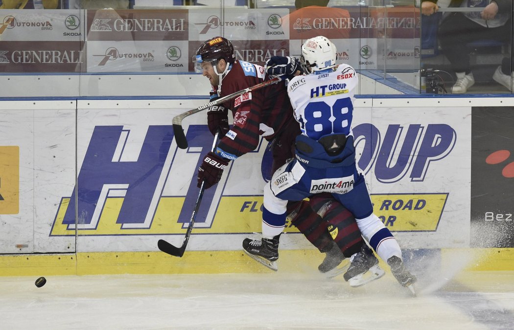 Osmnáctiletý útočník Komety Martin Nečas atakuje sparťanského obránce Michala Barinku