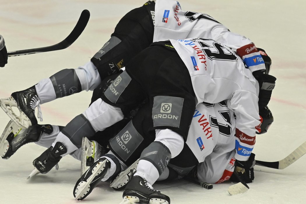 Hokejisté Karlových Varů euforicky slaví gól proti Třinci