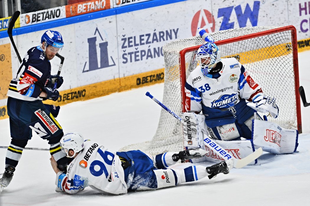 Závar před brankářem Dominikem Furchem, na zemi Jan Ščotka