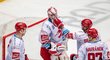 Třinečtí hokejisté oslavují výhru s brankářem Markem Mazancem