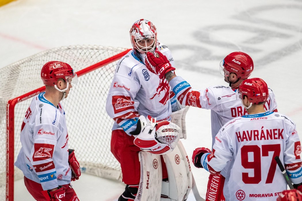 Třinečtí hokejisté oslavují výhru s brankářem Markem Mazancem