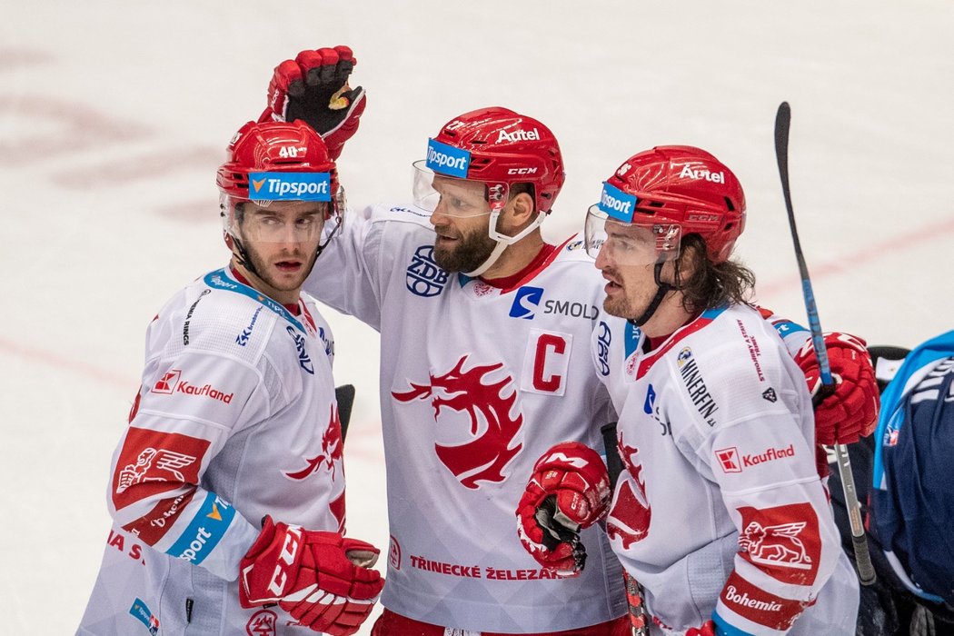 Gólová radost Martina Růžičky (uprostřed), společně s ním branku oslavují Miloš Roman (vlevo) a Daniel Voženílek