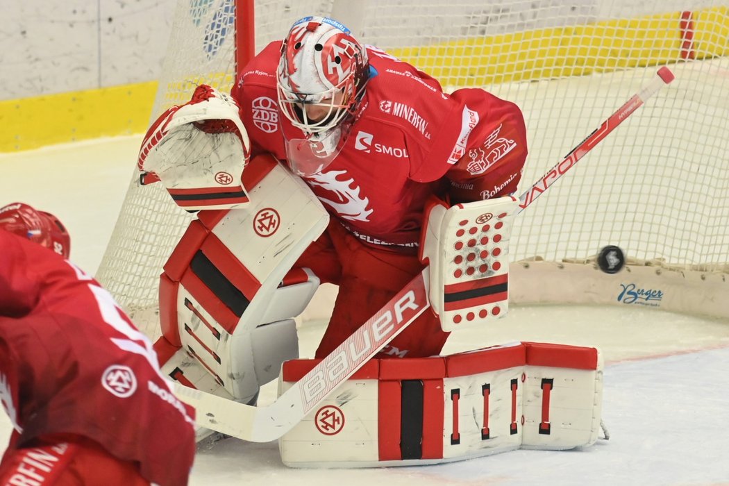 Brankář Třince Marek Mazanec v zápase na ledě Karlových Varů