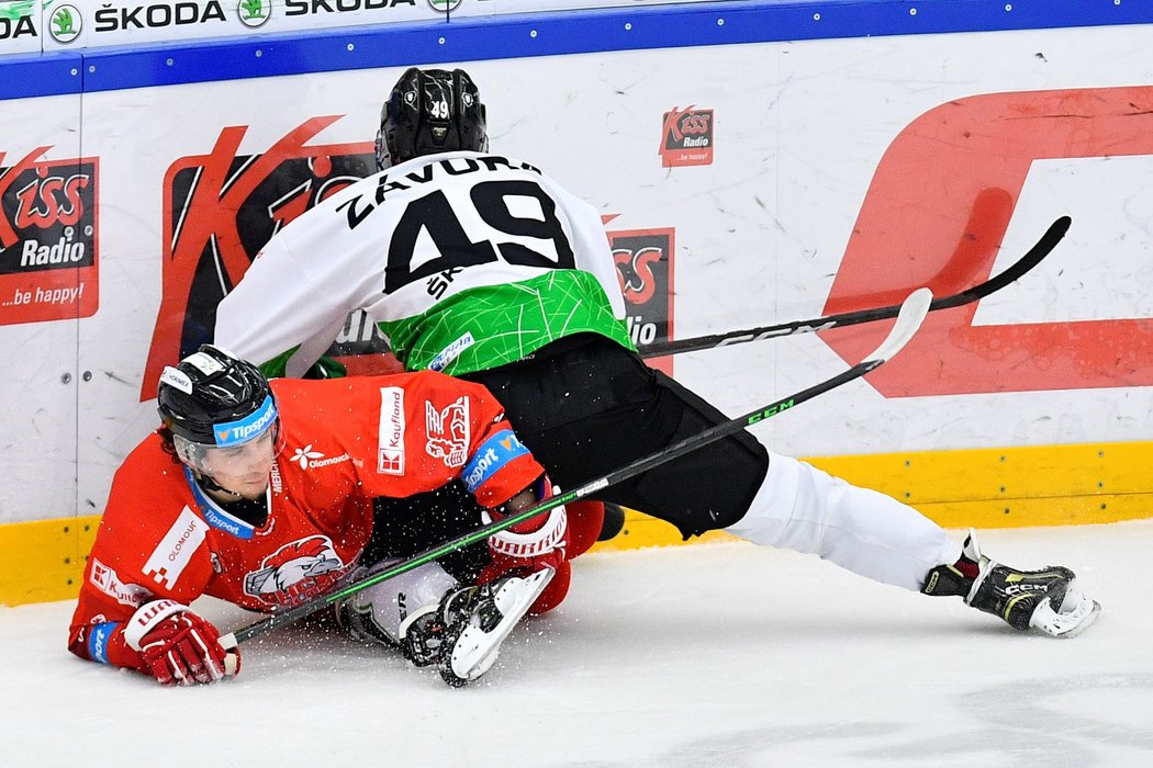 Karel Plašek z Olomouce a Jan Závora z Mladé Boleslavi v ostrém souboji