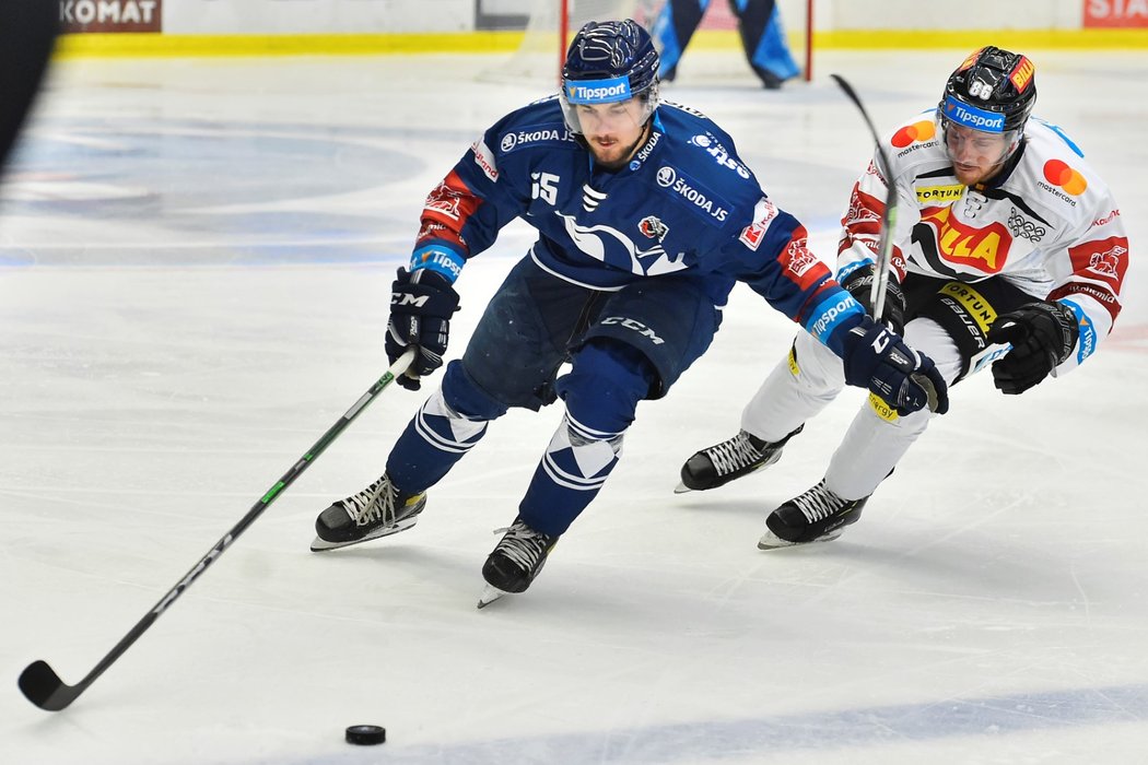 Erik Thorell napadá plzeňského Václava Adamce