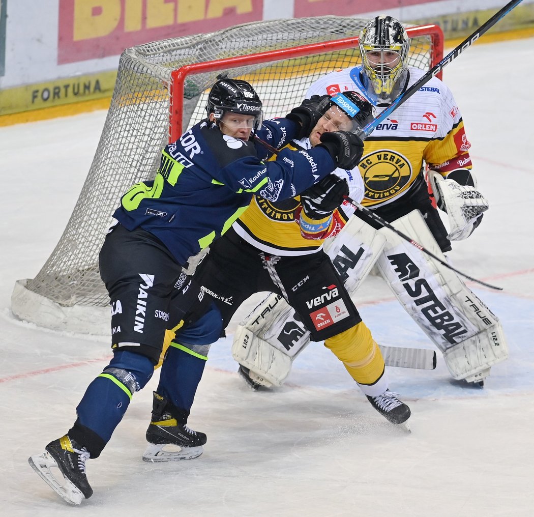 Miroslav Forman v těsném souboji s Ralfsem Freibergsem