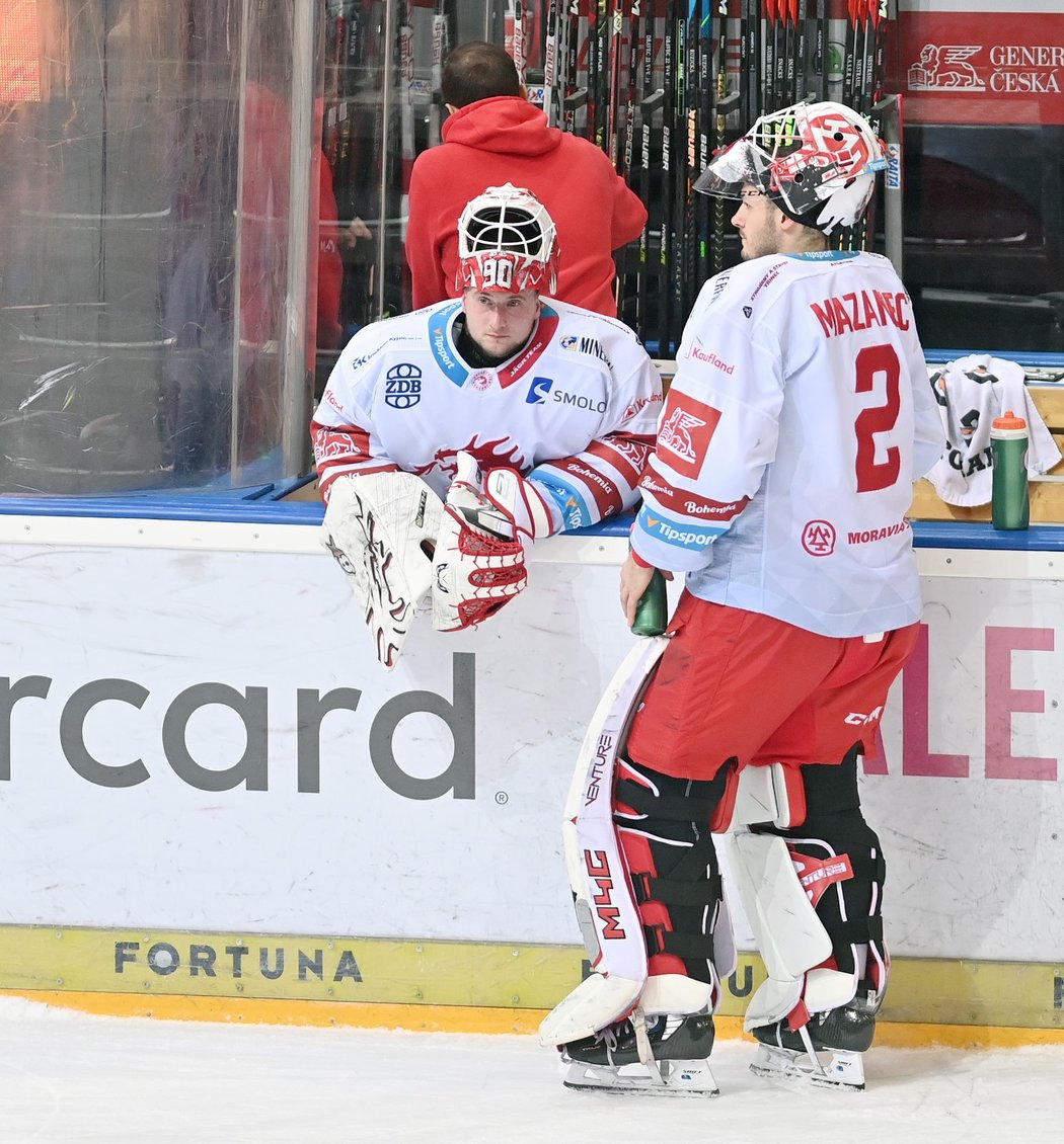 Třinečtí brankáři Marek Mazanec (vpravo) a Ondřej Kacetl