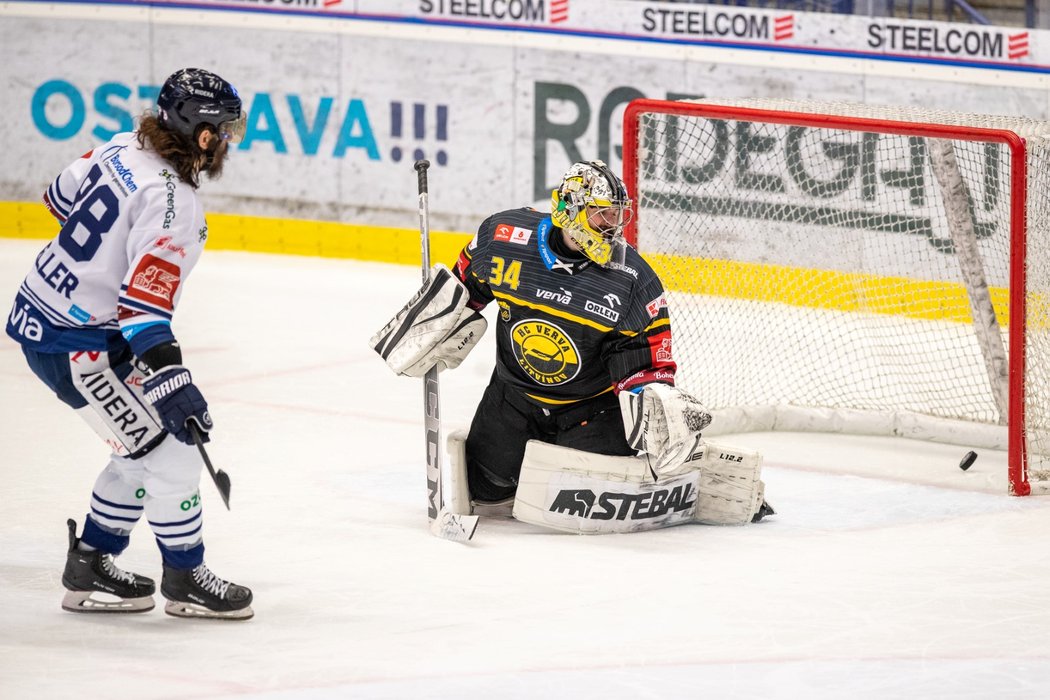 Peter Mueller z Vítkovic proti brankáři Litvínova Šimonu Zajíčkovi