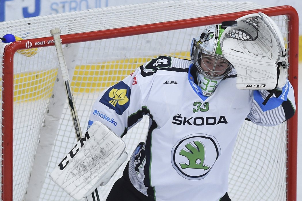 Brankář Boleslavi David Rittich neměl s touto střelou větší problémy