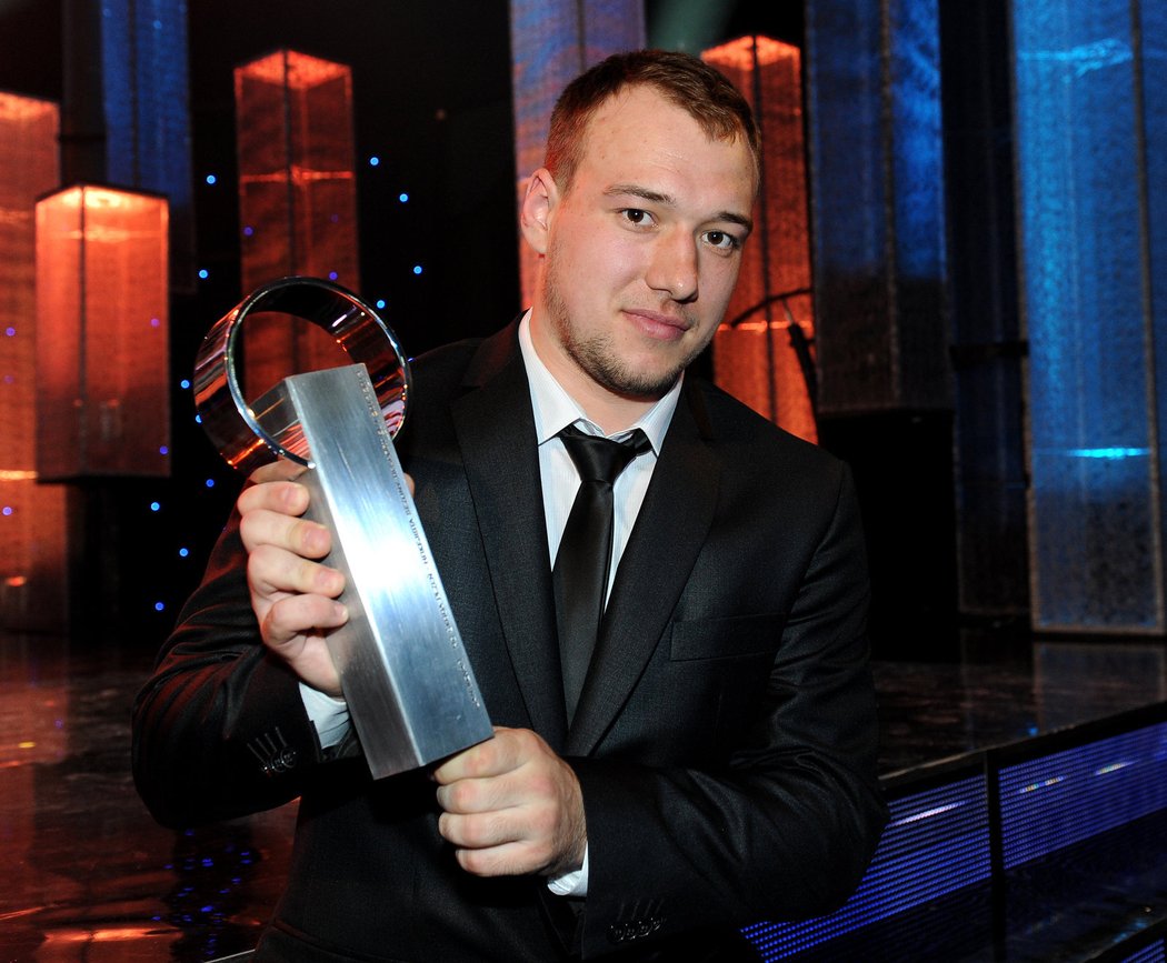 Jan Kovář s jednou ze svých dvou trofejí - získal cenu pro Hokejistu sezony i nejlepšího hráče play off