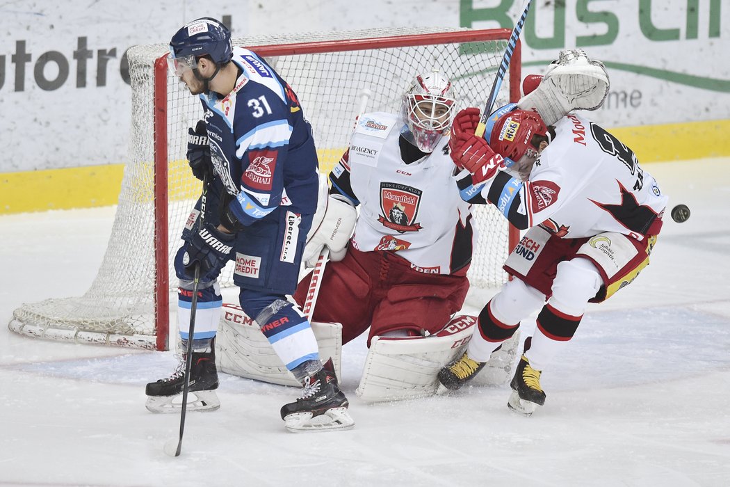 Hradecký brankář Patrik Rybár v akci v šestém čtvrtfinále extraligy v Liberci