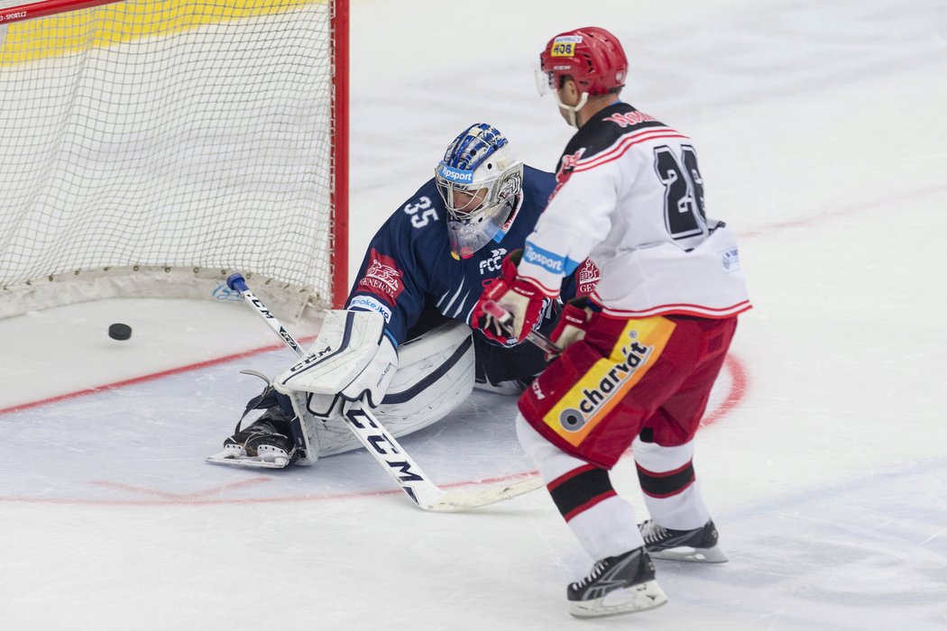 Jaroslav Bednář překonává brankáře Romana Willa