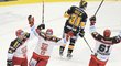 Hokejisté Hradce se radují z gólu do sítě Litvínova