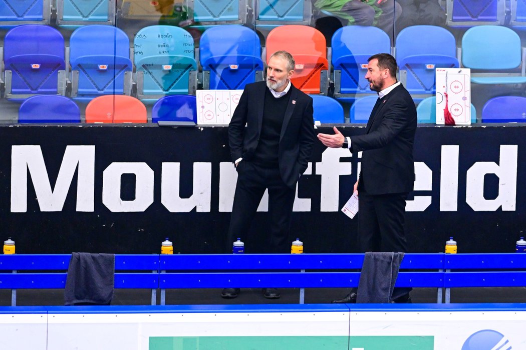 Zleva trenér Hradce Králové Tomáš Martinec a asistent trenéra Tomáš Hamara
