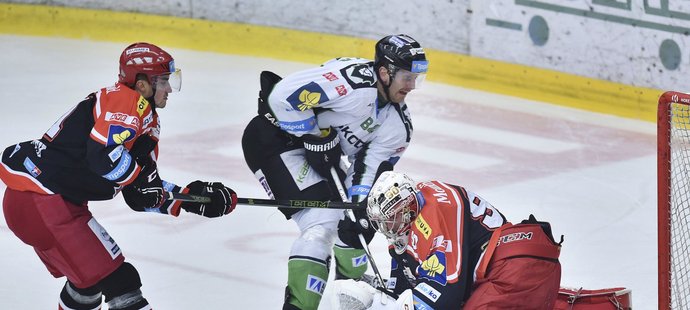 Lukáš Pabiška (uprostřed) z Boleslav a brankář Ondřej Kacelt a Tomáš Knotek (vlevo) z Hradce