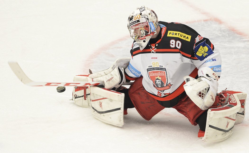 Ondřej Kacetl chytá jednu ze střel Mladé Boleslavi