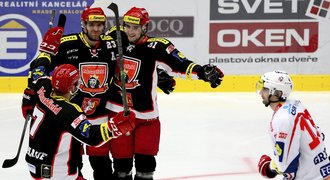 SESTŘIHY: Třinec porazil Vítkovice, Hradec v derby porazil Pardubice