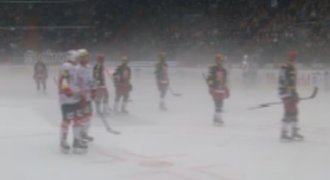 Mlha zahalila dramatické derby. V Hradci se deset minut nehrálo