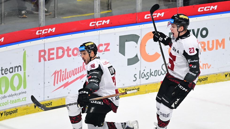 Tomáš Hyka a Pavel Kousal slaví gól do branky Mountfieldu