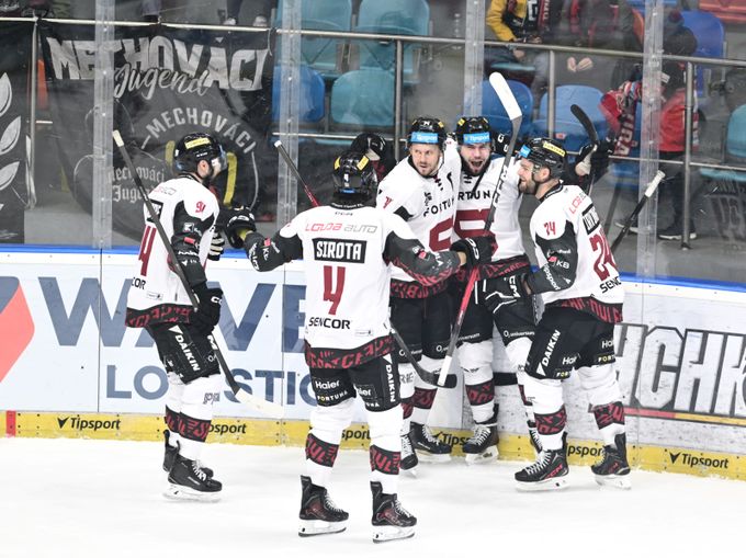 ONLINE: Hradec Králové - Sparta 0:2. Pražané se dotahují na Třinec. Kometa vede nad Kladnem ONLINE: Hradec Králové - Sparta 0:2. Pražané se dotahují na Třinec. Kometa vede nad Kladnem