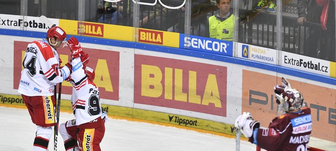 Patrik Miškář a Radovan Pavlík z Hradce Králové se radují z vítězného gólu v prodloužení