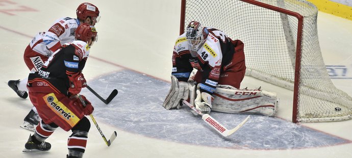 Vladimír Dravecký právě překonal Patrika Rybára v bráně Hradce a Třinec srovnal na 1:1