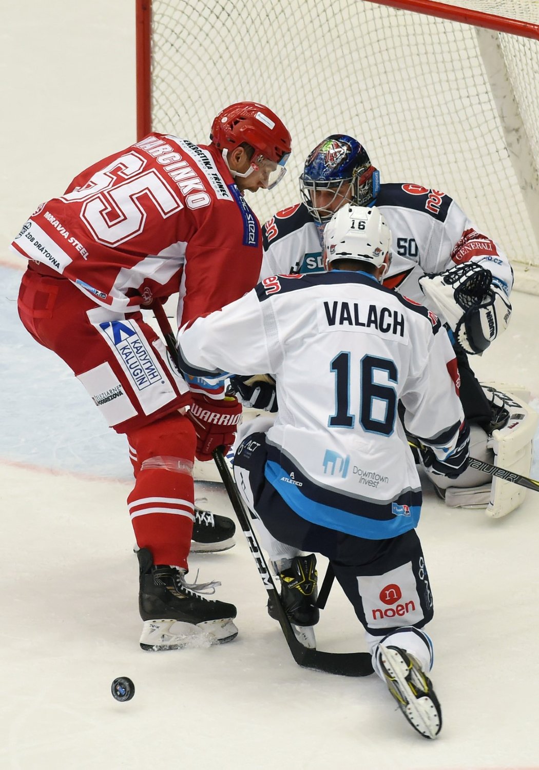 Slovenský pořízek Juraj Valach ve službách Chomutova brání v pohybu třineckému střelci Tomáši Marcinkovi