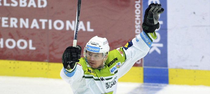 Hokejový útočník Martin Bartek v dresu Karlových Varů.