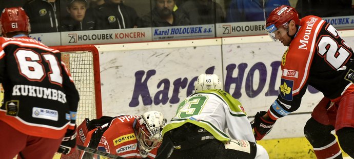 Zleva brankář Hradce Ondřej Kacetl, karlovarský útočník Tomáš Bulík a obránce René Vydarený