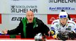 Karlovarský kouč Pavelk Hynek se rozčiluje na rozhodčího v zápase proti Budějovicím