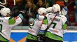 Hokejisté Karlových Varů se radují ze vstřelené branky v dohrávce 21. kola proti Kometě Brno