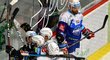 Karlovarští hokejisté se radují z páté branky utkání proti Kometě, kterou vstřelil Jakub Flek