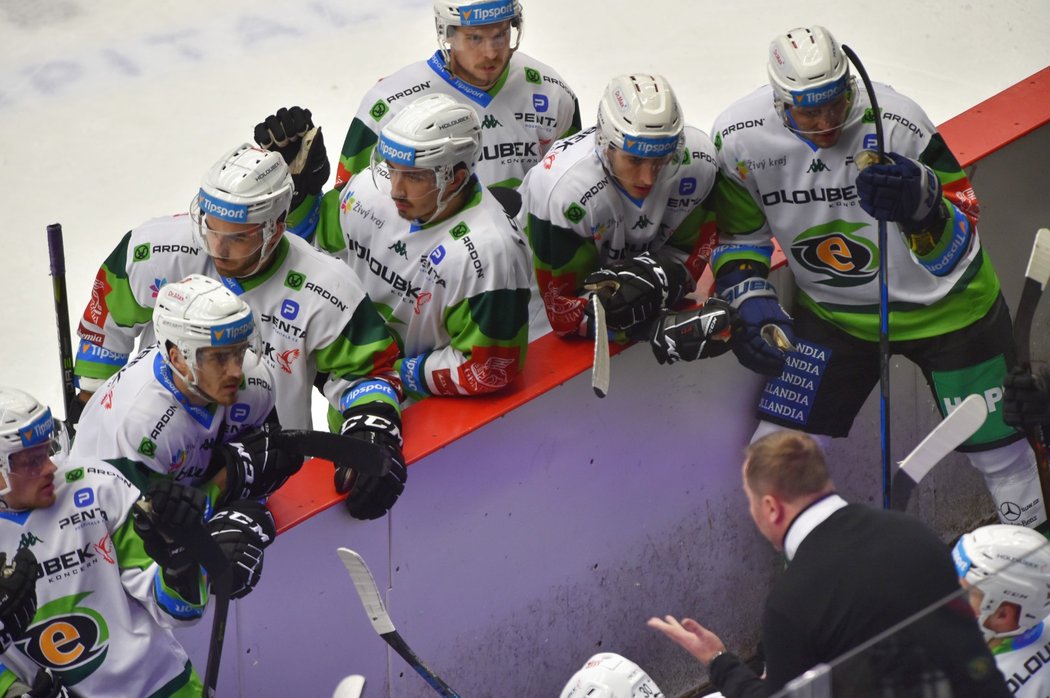 Karlovarský trenér Martin Pešout vysvětluje svým svěřencům, jak by si představoval následující momenty na ledě