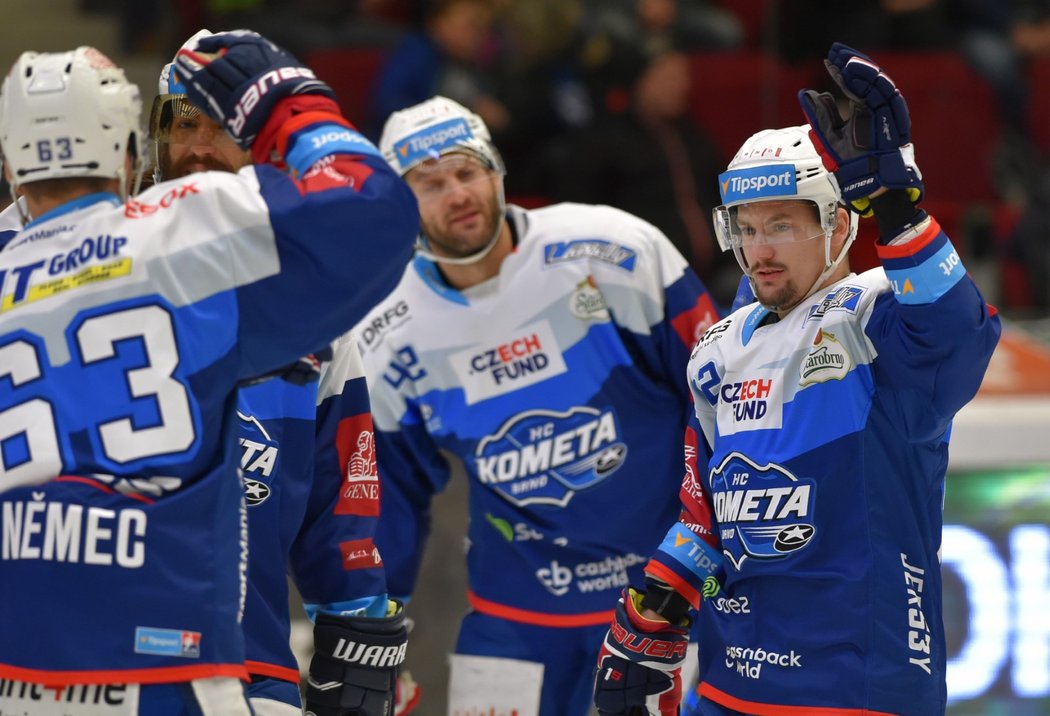 Hokejisté Komety Brno se radují z rychlé trefy v dohrávce 21. kola na ledě Karlových Varů, kterou obstaral Martin Zaťovič
