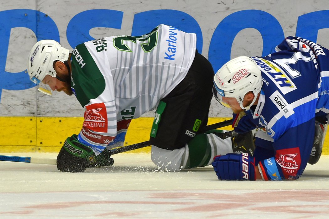 Hokejisté Komety Brno vyhráli v dohrávce 6. kola extraligy na ledě Karlových Varů 4:3, bodovali popáté za sebou a díky čtvrté výhře v sezoně se posunuli na šesté místo tabulky.