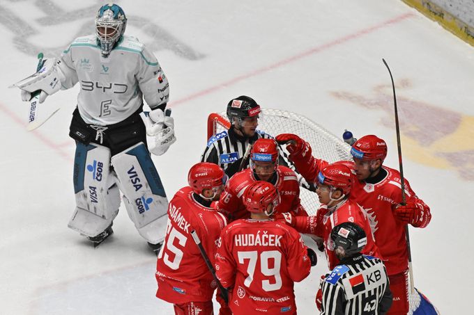ONLINE: Extraliga v netradičním čase, Třinec hraje proti Varům. Odpoledne derby ONLINE: Extraliga v netradičním čase, Třinec hraje proti Varům. Odpoledne derby