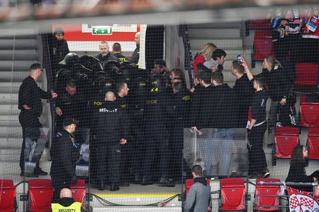 V sektoru fanoušků Olomouce zasahovala pořadatelská služba a policie