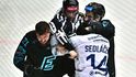 Karlovarský kapitán Jiří Černoch v šarvátce s plzeňským Ivem Sedláčkem