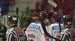 Hokejisté Sparty se radují z úvodní trefy utkání na ledě Karlových Varů, kterou vstřelil Lukáš Pech