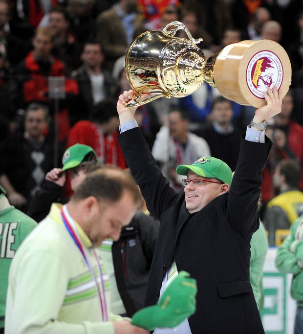 Šéf Karlových Varů Miroslav Vaněk s pohárem pro vítěze extraligy Šéf Karlových Varů Miroslav Vaněk s pohárem pro vítěze extraligy