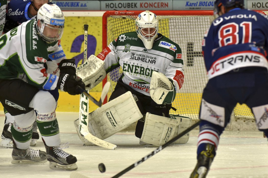 Tomáš Závorka a Denis Kindl se chystají na střelu Petra Koloucha